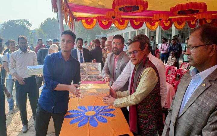 পাবনা এডওয়ার্ড কলেজে ভলিবল টুর্ণামেন্ট ও ক্রীড়া প্রতিযোগিতার পুরস্কার বিতরণ